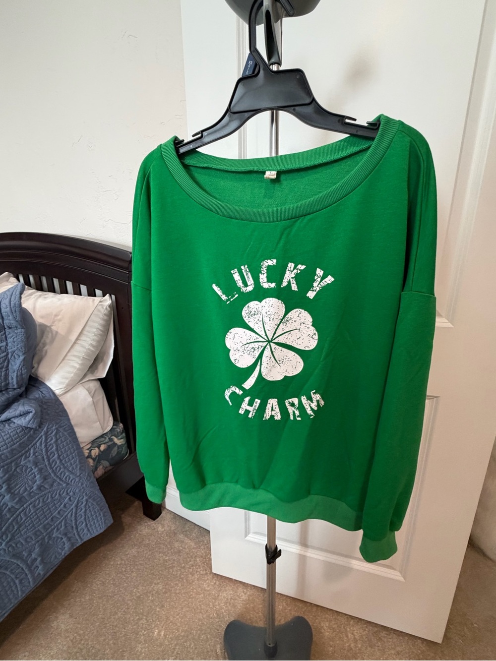 Source Unknown Green Women's Sweatshirt with White Clover Graphic